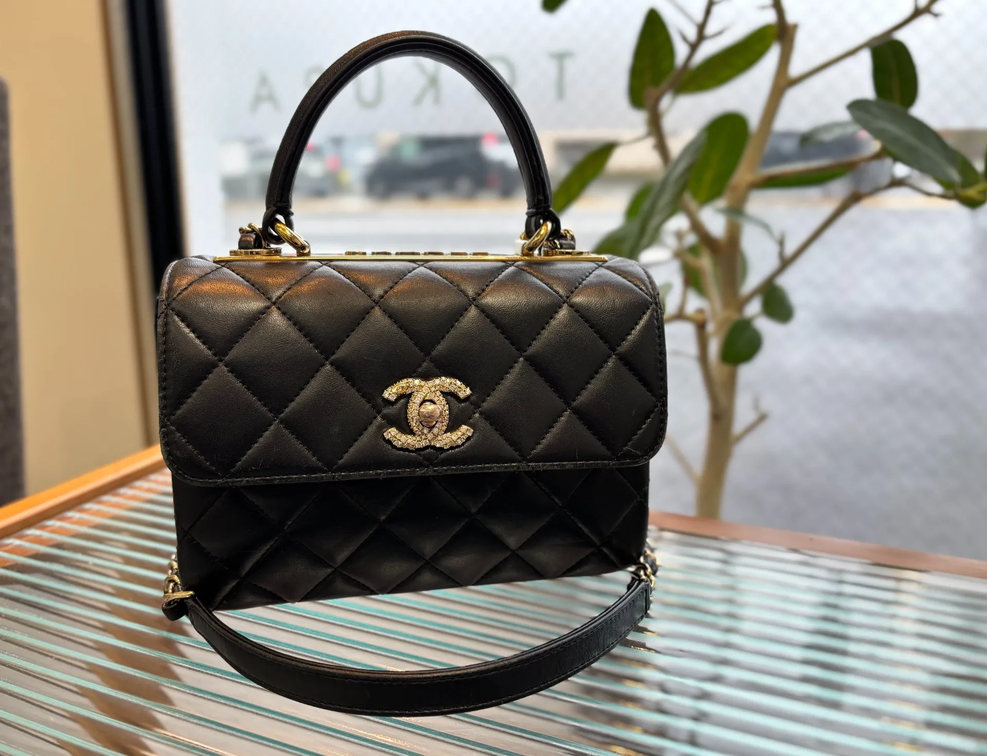 【買取専門店トクラ】シャネル ビジューロゴ トップハンドル フラップバッグ を高価買取いたしました！